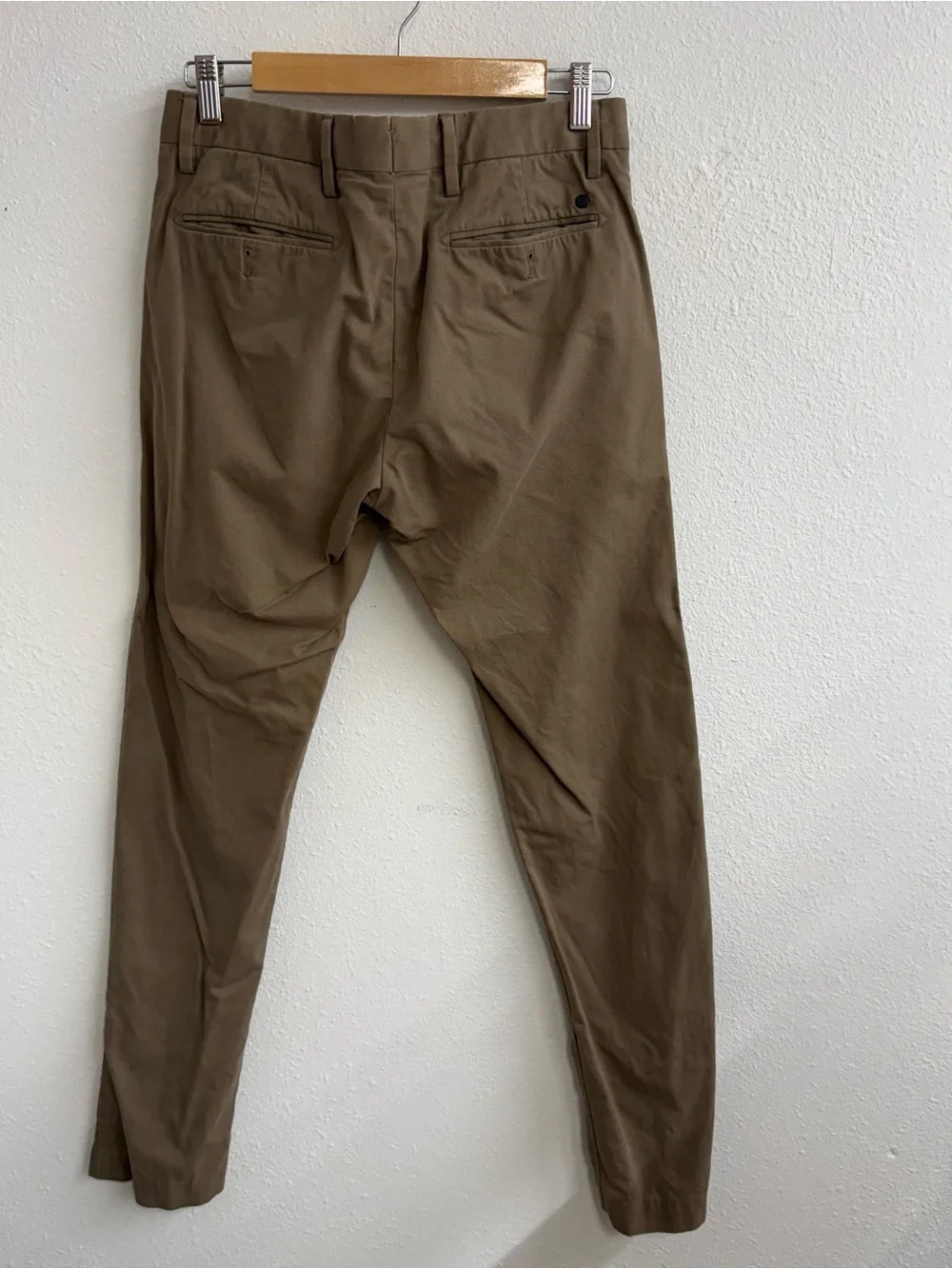 NNO7 Men's Slim Chino Pants in Brown